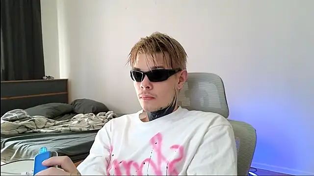 Snapshot of DENIS_HERE chatting on May 18, 2:12 pm DENIS HERE online show from May 18, 2:12 pm