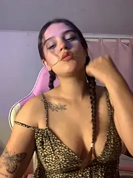 Snapshot of violet-333 chatting on December 3, 5:09 am violet-333 online show from December 3, 5:09 am