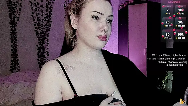 strawberry elfcat online show from June 17, 1:30 am