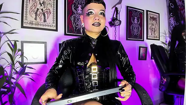 Snapshot of irregular_fetish_ chatting on May 27, 2:08 am irregular fetish online show from May 27, 2:08 am