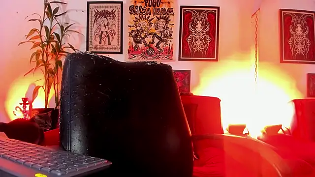 Snapshot of irregular_fetish_ chatting on June 20, 1:09 am irregular fetish online show from June 20, 1:09 am