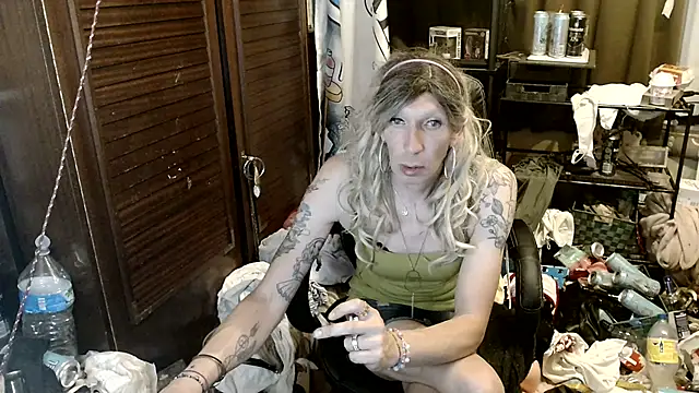 Snapshot of Ombeline1 chatting on July 3, 10:27 pm Ombeline1 online show from July 3, 10:27 pm