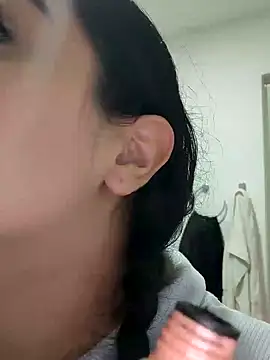 Lia Hurley online show from February 11, 2:35 pm