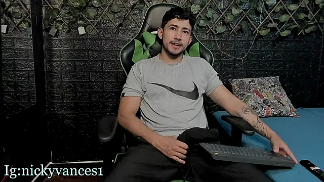 Snapshot of nicky_vances chatting on October 22, 6:40 pm nicky vances online show from October 22, 6:40 pm