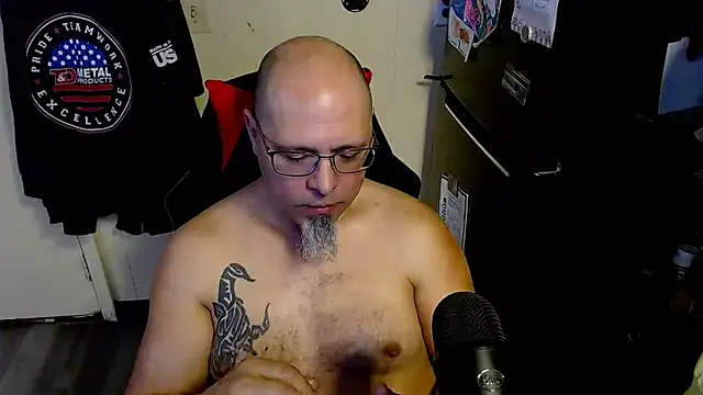 Snapshot of KrazyLegz chatting on February 14, 4:48 pm KrazyLegz online show from February 14, 4:48 pm