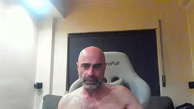 Snapshot of Bicopflirt chatting on May 5, 12:07 am Bicopflirt online show from May 5, 12:07 am