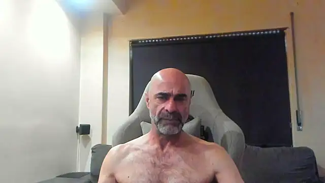 Snapshot of Bicopflirt chatting on May 6, 1:05 pm Bicopflirt online show from May 6, 1:05 pm