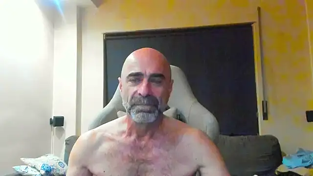 Snapshot of Bicopflirt chatting on May 7, 11:43 pm Bicopflirt online show from May 7, 11:43 pm
