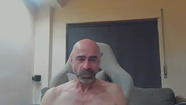 Snapshot of Bicopflirt chatting on June 11, 7:01 pm Bicopflirt online show from June 11, 7:01 pm