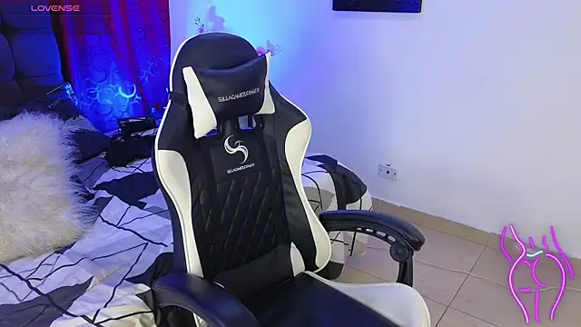 Majuu   online show from November 26, 1:34 pm