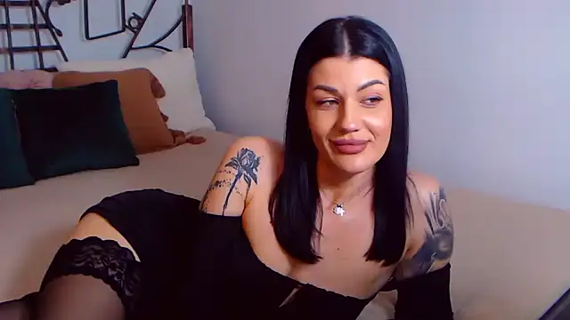 Snapshot of YvonneEverlee chatting on February 11, 11:54 pm YvonneEverlee online show from February 11, 11:54 pm