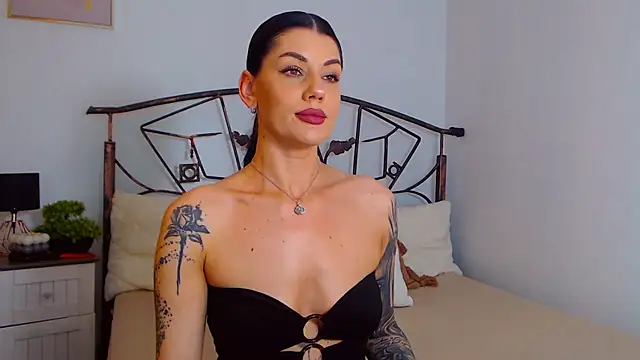 Snapshot of YvonneEverlee chatting on March 22, 8:26 pm YvonneEverlee online show from March 22, 8:26 pm