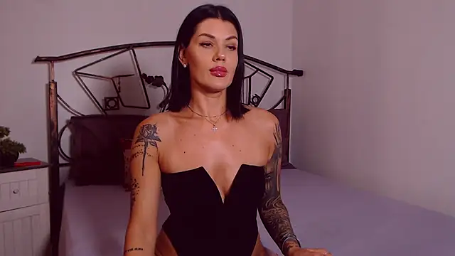 YvonneEverlee online show from July 9, 7:29 pm