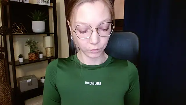 EmillyPlay online show from February 9, 7:01 am