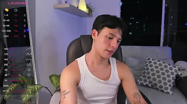 Snapshot of Alexxblue chatting on December 6, 1:07 am Alexxblue online show from December 6, 1:07 am