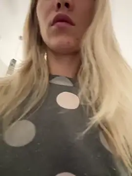 Adelina0001 online show from December 30, 4:51 pm