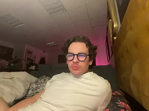 Snapshot of hardmecl chatting on March 14, 7:23 pm hardmecl online show from March 14, 7:23 pm