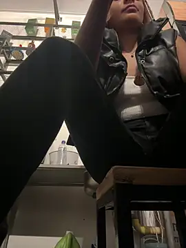 Snapshot of pamell_col chatting on December 6, 11:36 pm pamell col online show from December 6, 11:36 pm