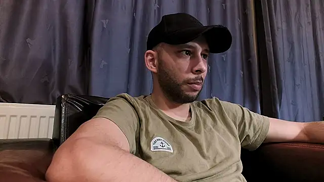 Snapshot of henryaxe chatting on December 24, 1:17 pm henryaxe online show from December 24, 1:17 pm