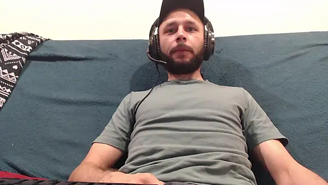 Snapshot of henryaxe chatting on March 13, 7:39 pm henryaxe online show from March 13, 7:39 pm