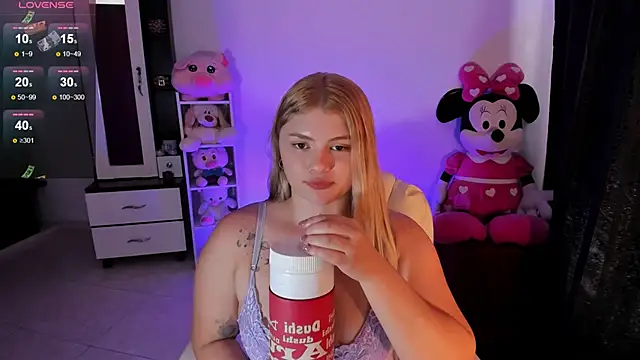 Snapshot of chloejones__ chatting on February 21, 3:32 pm chloejones online show from February 21, 3:32 pm