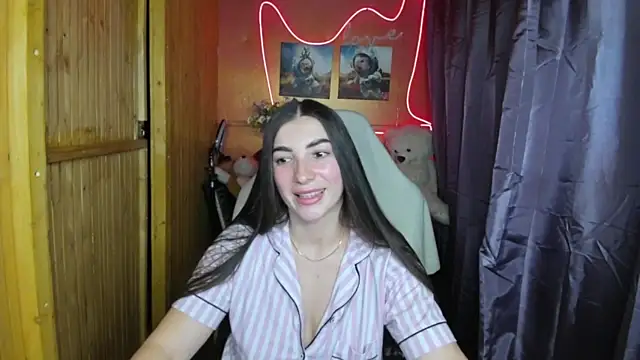 Snapshot of Fiery_Brunette_ chatting on February 9, 5:43 pm Fiery Brunette online show from February 9, 5:43 pm