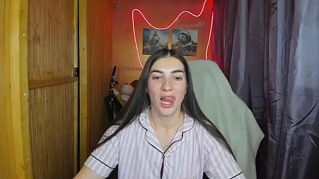 Snapshot of Fiery_Brunette_ chatting on February 19, 3:27 pm Fiery Brunette online show from February 19, 3:27 pm