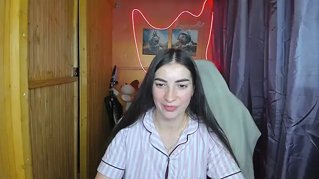 Snapshot of Fiery_Brunette_ chatting on February 19, 6:43 pm Fiery Brunette online show from February 19, 6:43 pm