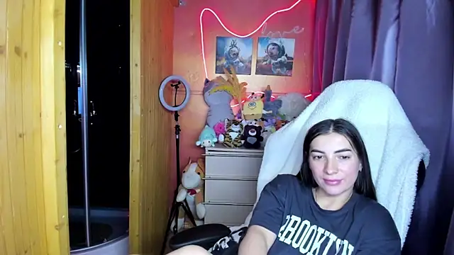 Fiery Brunette  online show from March 19, 5:28 pm