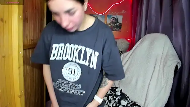 Fiery Brunette  online show from April 3, 5:49 am