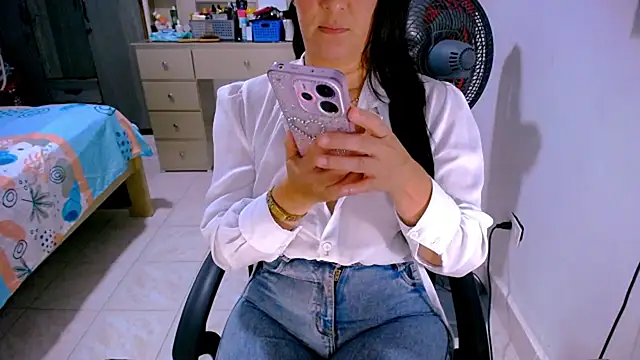 Snapshot of BitterMomXxx chatting on June 26, 4:00 pm BitterMomXxx online show from June 26, 4:00 pm