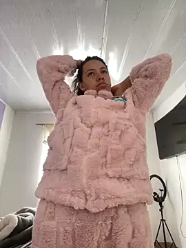 hannahb-e online show from November 20, 1:44 pm