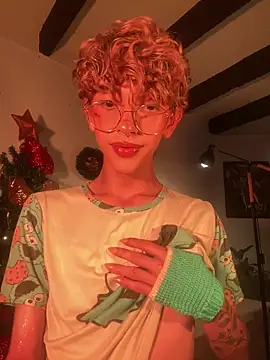 lyamthommpson online show from December 18, 7:31 pm