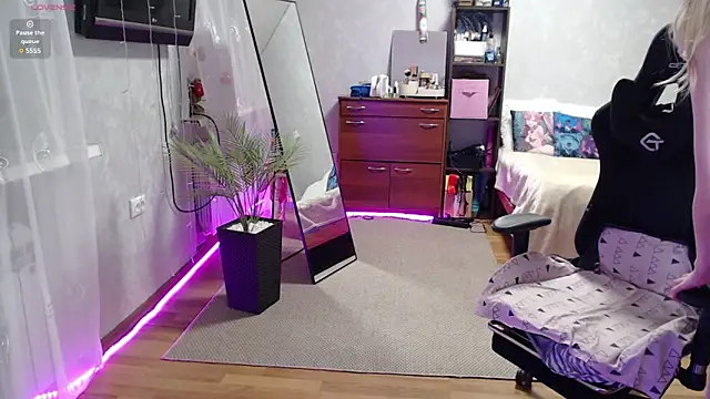 Snapshot of Little_Soph chatting on January 23, 2:33 am Little Soph online show from January 23, 2:33 am