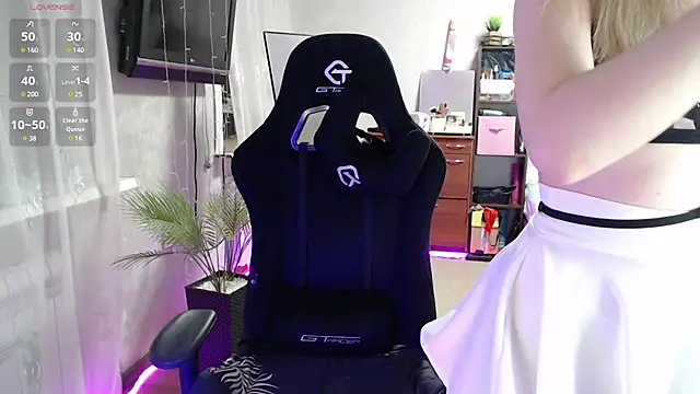 Snapshot of Little_Soph chatting on February 21, 12:05 am Little Soph online show from February 21, 12:05 am