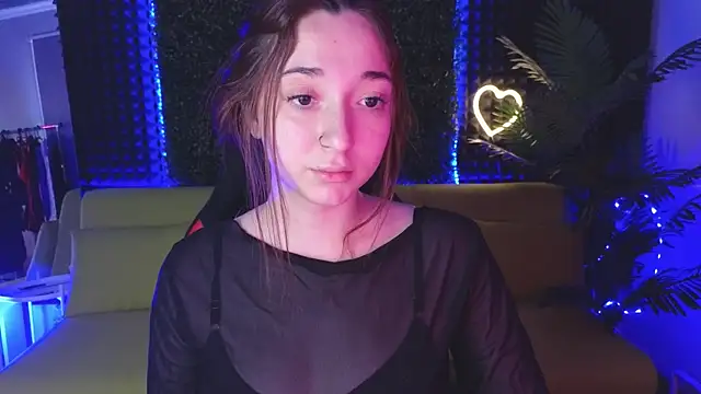 Snapshot of YasmineWest chatting on December 11, 7:53 am YasmineWest online show from December 11, 7:53 am