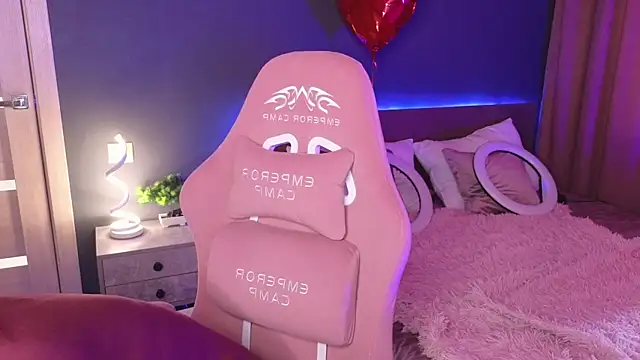 Snapshot of YasmineWest chatting on March 1, 7:19 am YasmineWest online show from March 1, 7:19 am