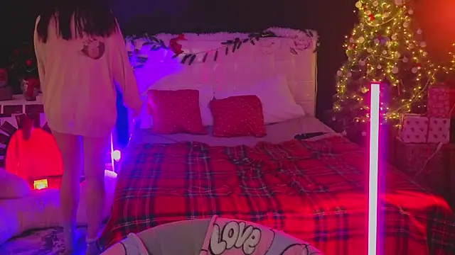 Snapshot of YasmineWest chatting on January 8, 8:27 am YasmineWest online show from January 8, 8:27 am