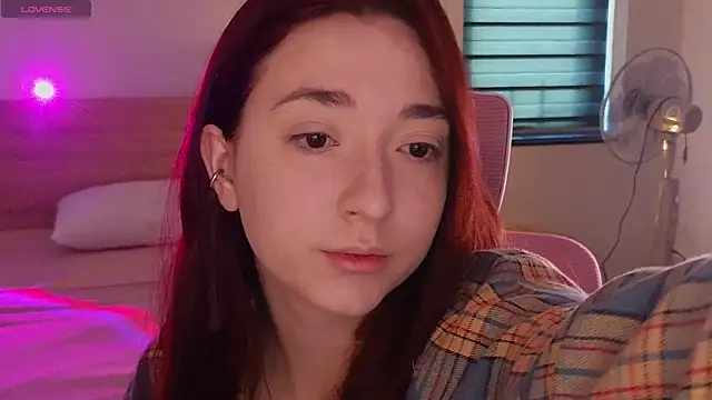 Snapshot of YasmineWest chatting on May 1, 12:37 am YasmineWest online show from May 1, 12:37 am