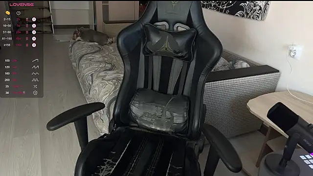 Snapshot of carthylovvve chatting on February 19, 2:35 pm carthylovvve online show from February 19, 2:35 pm