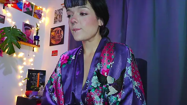 Snapshot of purple_em69 chatting on January 21, 7:15 am purple em69 online show from January 21, 7:15 am