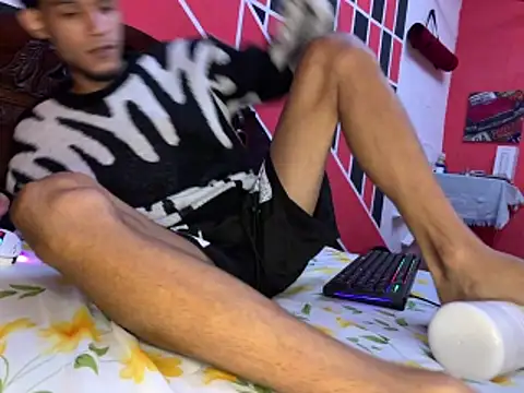Snapshot of tanned_boy chatting on May 24, 10:09 am tanned boy online show from May 24, 10:09 am