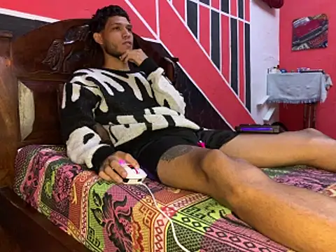 Snapshot of tanned_boy chatting on June 16, 9:56 am tanned boy online show from June 16, 9:56 am