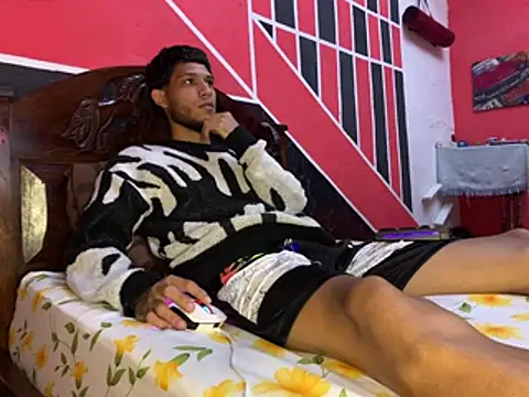 Snapshot of tanned_boy chatting on June 23, 9:51 am tanned boy online show from June 23, 9:51 am