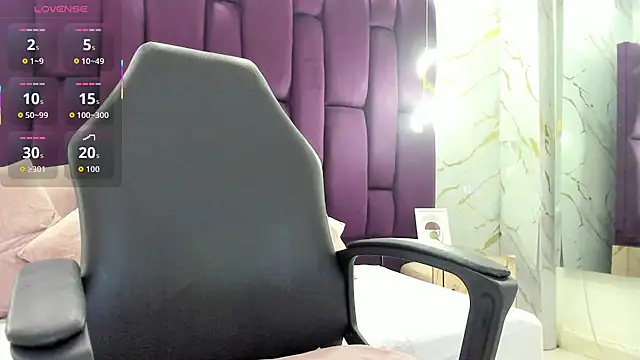 Snapshot of emma_castilloo chatting on April 9, 11:21 pm emma castilloo online show from April 9, 11:21 pm