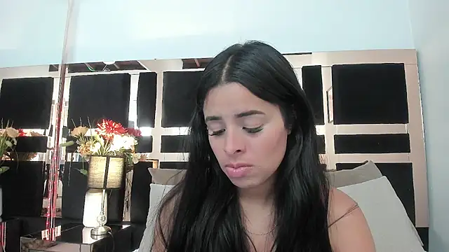 Snapshot of emma_castilloo chatting on April 13, 10:48 pm emma castilloo online show from April 13, 10:48 pm