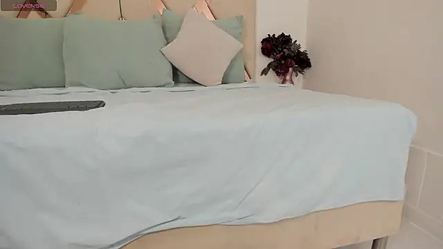 emma castilloo online show from July 11, 6:49 am