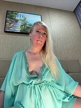 EmmaInLove23 online show from May 30, 12:13 pm