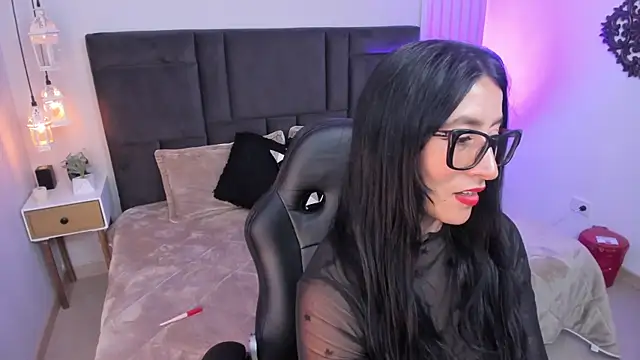 kira moon   online show from April 12, 5:40 pm