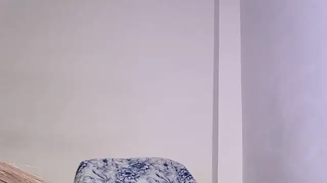 caarlywhitee online show from December 19, 12:39 am